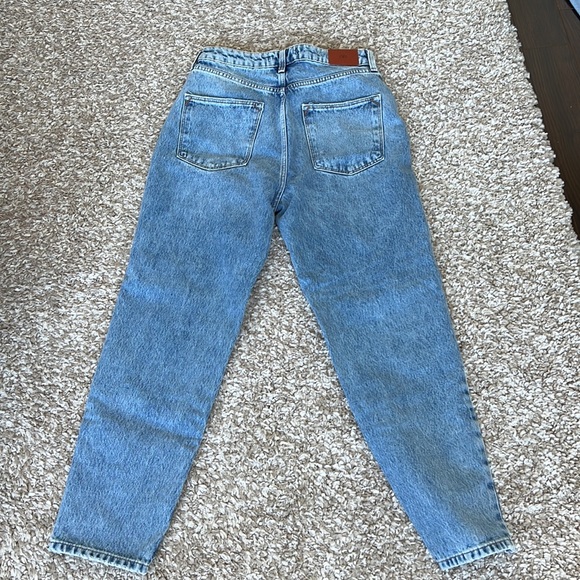 Zara Slightly Distressed Light Blue Wash High Rise Mom Jean Sz 4 - Picture 5 of 12